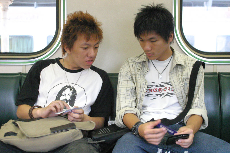台灣鐵路旅遊攝影電車-區間車交談的旅客2005攝影照片16